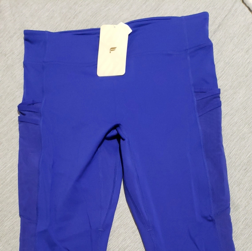 Fabletics  trinity mid-rise pocket crop. Nightfall